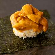 北海道や青森、宮城のウニを使用。季節と産地によってさっぱりからクリーミーまでさまざまな味わいを賞味できます。ごはんの上に通常の3倍の量のウニを盛付けた、印象的な一品です。（ある日のコースの一品）