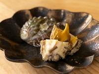 活きたまま焚き上げ、やわらかく贅沢な食感が味わえる『鮑』