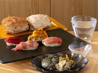 旬の食材を少しずつ沢山。つまみと握りを織り交ぜながら鮑や本まぐろを堪能していただきます。
