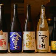 旬の握りと料理を好きなお酒と楽しめるよう、日本酒・ワイン・焼酎・ジャパニーズウイスキーなど、幅広いドリンクを取り揃え。中でも、1週間ごとに銘柄入れ替えで提供する全国の地酒や季節酒が好評です。