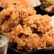 飲み放題付、自家製地鶏の唐揚げ＆あつあつ。揚げたてフライドポテト食べ放題付全7品ご宴会コース。豊富な飲み放題付きで誰もが大満足間違い無し！