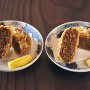 【目黒それがし】の料理は一皿2人分が目安。通常は客がそれぞれの皿に取り分けますが、店の方で最初から人数分に取りわけて提供。2名なら1人前を2つに、4名なら2人前を4つに分けます。（炭火焼きと太巻きは例外）。