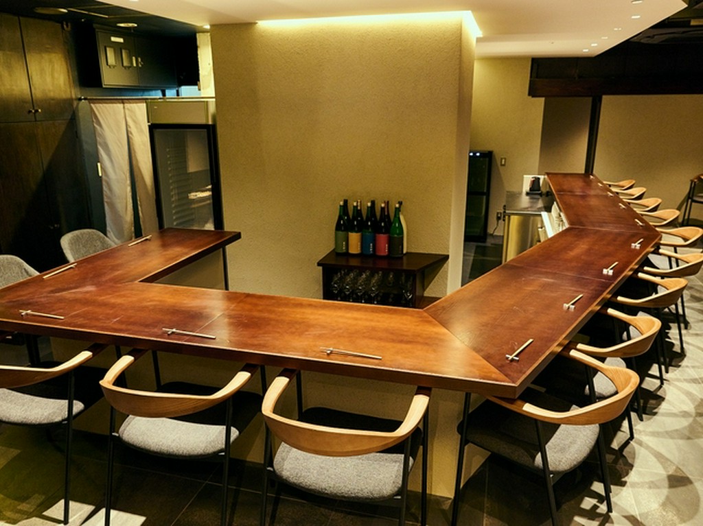 シックな店内でひときわ目を引く広々としたカウンター