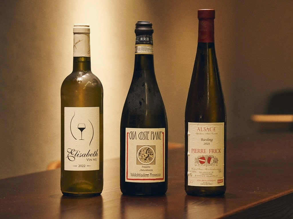 日本酒以外の酒類も豊富。ナチュールをはじめ、ワインにも注力