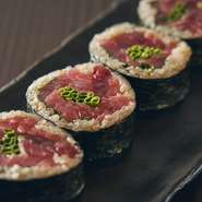 目黒店限定の名物の一つが太巻きシリーズ。中でも一番人気がこれ。天然本マグロの赤身や中トロがぎっしりと巻き込まれています。酢飯は少なめゆえ、酒のアテにも格好。この他、煮穴子、〆鯖と鰯の太巻きがあります。