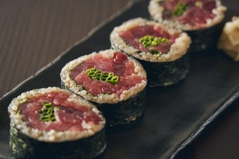 本マグロをふんだんに巻き込んだボリューム満点の太巻き。酒のつまみにもおつな味『本マグロの鉄火太巻き』