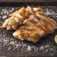 淡海地鶏は滋賀堅田のブランド地鶏。飼育日数が長く一般的な食用鶏の2～3倍かけて育てているため、肉にコクがあり、余韻が長い。透明感のあるキレのいい脂も特徴。皮目を炭火でパリッと香ばしく焼き上げています。