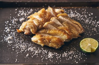 腿肉を塊で豪快に焼けばこそのジューシーさが魅力の滋賀のブランド地鶏『淡海地鶏の炭火焼き』