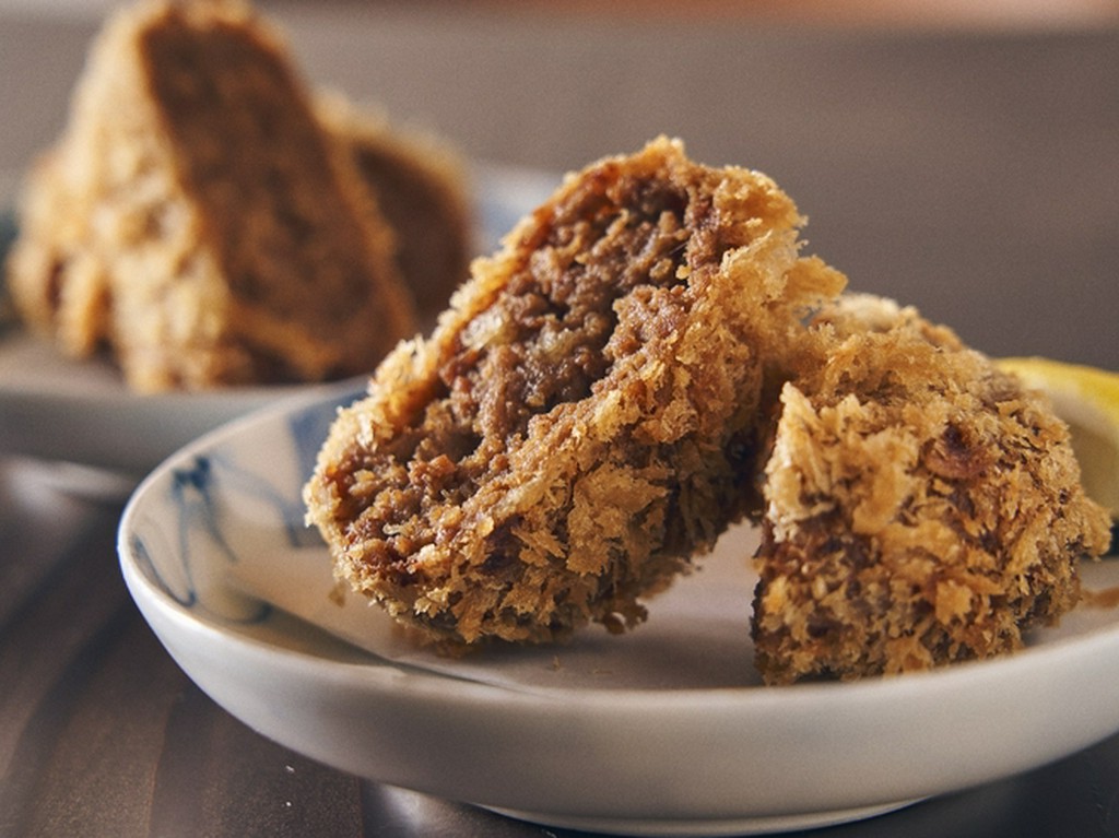 赤ワインで煮込んだ挽肉と生の挽肉とのハイブリッドなベストセラーメニュー『特製メンチカツ』