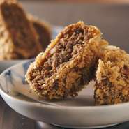 肉汁溢れるジューシーさに加えてコクも欲しいとの思いから考えたのが、赤ワインで煮詰めた挽肉を生の挽肉に混ぜあわせる方法。肉の割合は双方を半々。肉は牛豚の合挽肉を用いています。それがし全店の定番メニュー。