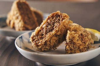 赤ワインで煮込んだ挽肉と生の挽肉とのハイブリッドなベストセラーメニュー『特製メンチカツ』