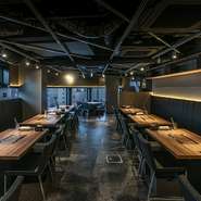 人気の飲食店が集まる「GEMS大門」9階にある焼肉店。スタイリッシュで落ち着いた雰囲気が漂う店内は、46席の心地よい空間です。モバイルオーダーシステムを導入しているので、プライベートなシーンにも最適。