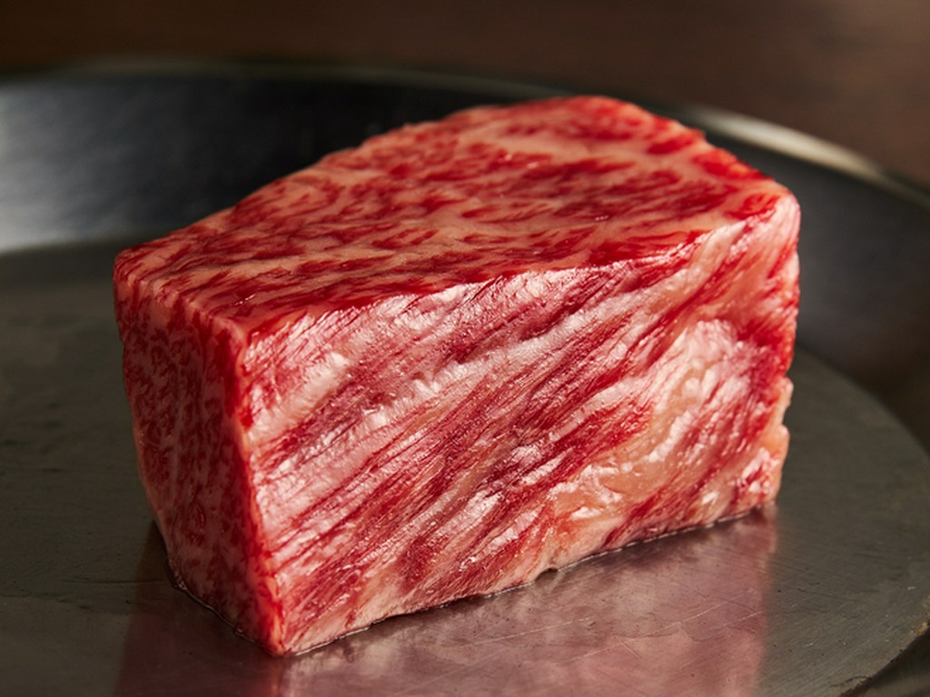 恵まれた環境の中、愛情込めて育てた山形牛は繊細な肉質が特徴