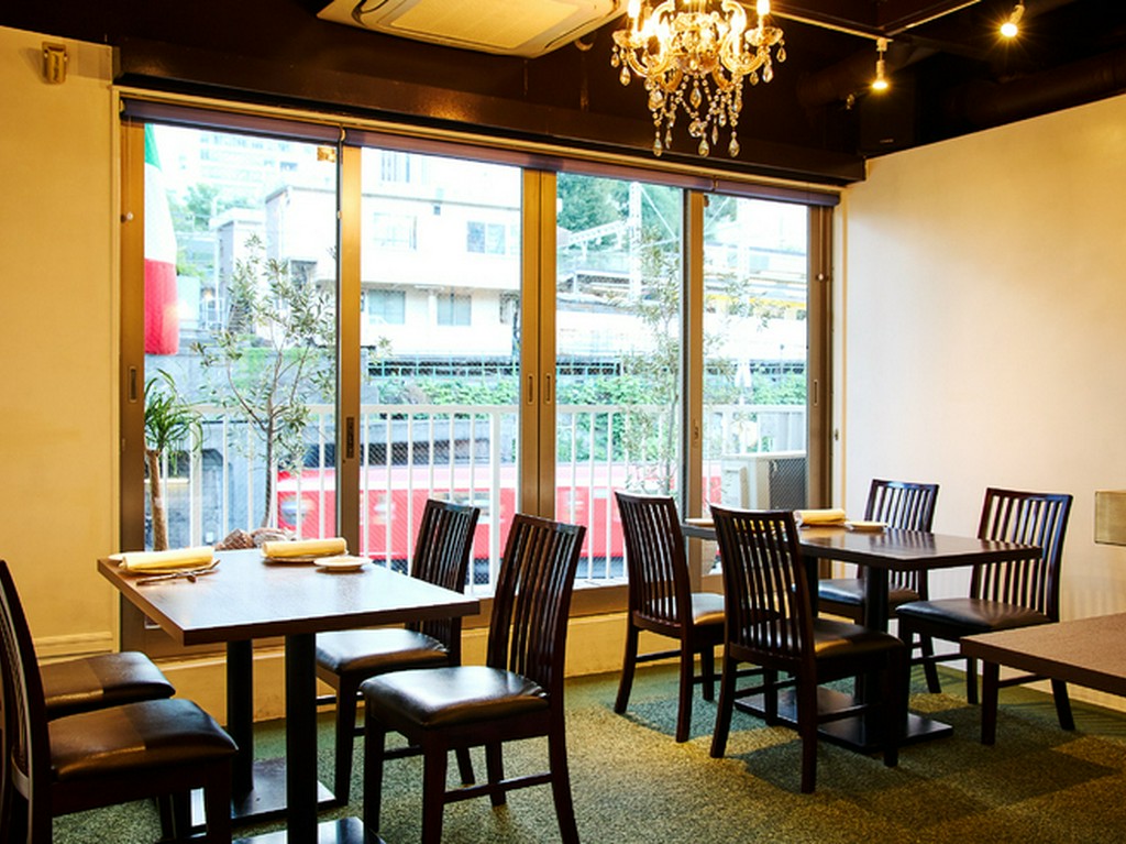 窓から眼下に見下ろす、鉄道の大パノラマと立地もユニーク