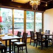 線路ぎわに立つ同店。窓際のテーブル席に座ると、眼下に線路が走り、御茶ノ水駅を行き交う中央・総武線や丸ノ内線など鉄道パノラマを目の当たりにできます。鉄道模型を見るような景観がユニーク。