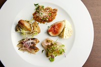 野菜から肉、魚とバラエティ豊かな旬の味と異なる調理法で料理を楽しめる『アンティパスト盛り合わせ』