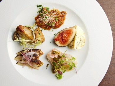 野菜から肉、魚とバラエティ豊かな旬の味と異なる調理法で料理を楽しめる『アンティパスト盛り合わせ』