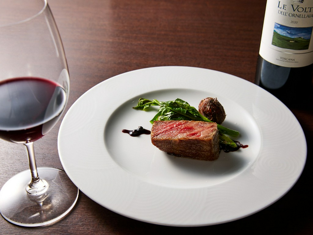 赤身の旨みが濃い山形牛に特化したステーキ『山形牛のサーロイン　山ぶどうソース』