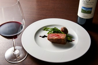 赤身の旨みが濃い山形牛に特化したステーキ『山形牛のサーロイン　山ぶどうソース』