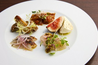 前菜盛り合わせ、パスタ2皿、メイン料理と贅沢なコース内容となっております。