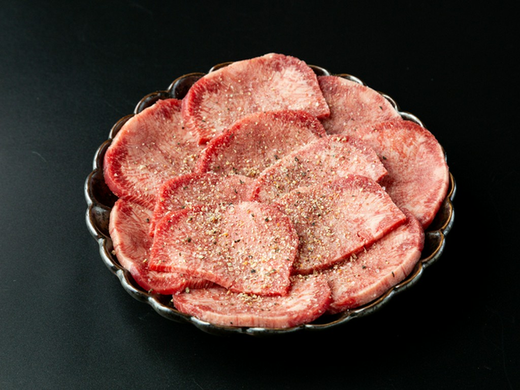 牛タンの中でも特に脂のりが良く、ジューシーで風味豊かなタン元のみを使用した『染田商店上塩タン』