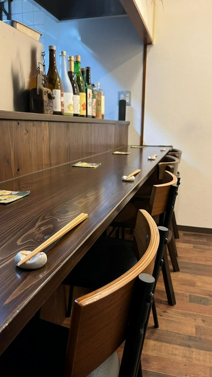 カウンターは4席