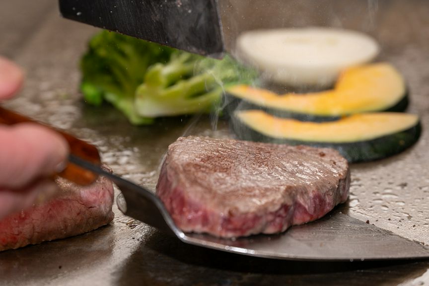 「メインは素材とお客様」鉄板料理でおいしいひと時を演出
