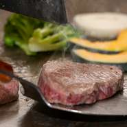 流通数が少ない幻の和牛「土佐あかうし」を、使った肉料理などをメインにリーズナブルをコンセプトに、スキレット料理を中心とした多彩なメニューが魅力の【鉄板家　テツオ】そのものです。
