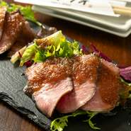 「高知はカツオだけじゃない！「土佐あかうし」の肉料理をリーズナブルに！！」を、コンセプトにスキレット料理を中心に多彩な料理が並ぶのが【鉄板家テツオ】でもある。