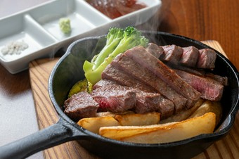 土佐あかうしトモ三角ステーキ