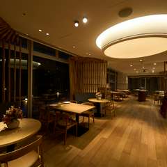 自然環境をコンセプトにした、木の温もりあふれる温かい空間