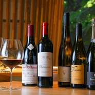 ワインはスクール講師や、ワイン関連書籍の共同執筆などの経験を持つシニアソムリエがセレクト。200～300種類用意されているので、ワインペアリングやノンアルコールでのクリエイトも可能です。