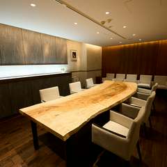 シックで上品な個室は、木の温もり溢れるノルディック・スタイル