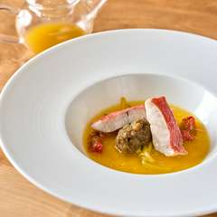 魚・野菜・スープを一緒に楽しめる、香り高い冬らしい一品『ホウボウ　津本式　サフラン』