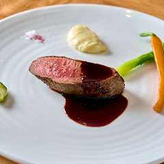 シェフがその時に選んだ産地の鴨ローストを、絶品のポワヴラードソースで『鴨　椒　ポワヴラード』