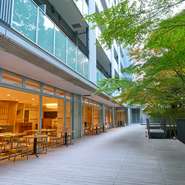 都心にありながら閑静な立地にあるマンション「パークコート神宮前」。その1階にあるのが【ラ・グランド・メゾン東京】です。都会の喧騒を忘れられる、森の中のレストランです。