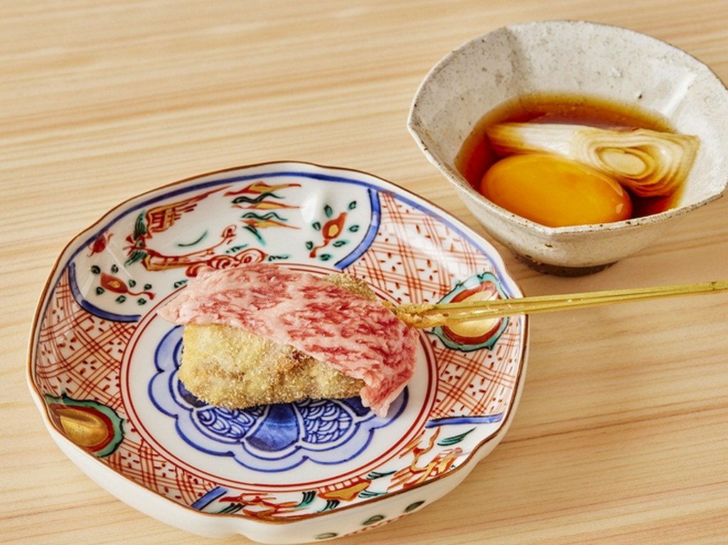 口の中でとろける和牛の旨みに驚く『和牛すきやき串』