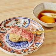 串揚げなのに本当にすき焼きを食べているかのような、新しい感覚が楽しい創作串。柔らかくジューシーな牛ロースの串揚げに特製タレと生卵をつけていただきます。