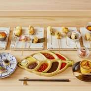 串揚げ14串と一品料理が味わえる、一番人気のコースです。天使の海老や生ウニ、中トロ、山形牛、ズワイ蟹など、贅沢な食材を取り入れているのが特長。次に提供される串が楽しみになる、絶妙な構成が見事です。