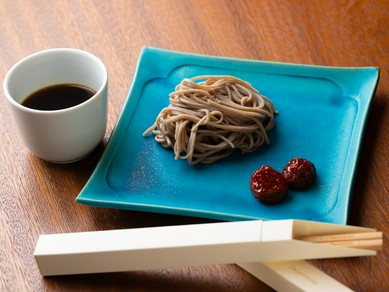 時間をかけて丁寧につくられた『〆の蕎麦　トマトとコンソメを使った蕎麦つゆと濃縮トマト』