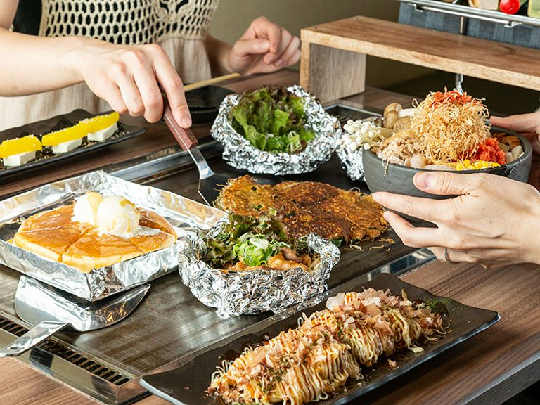 2人で一緒に食べるもんじゃ焼き、デートのお食事にどうぞ!