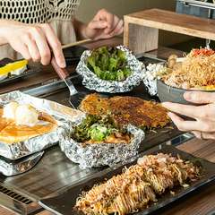 2人で一緒に食べるもんじゃ焼き、デートのお食事にどうぞ！