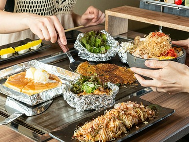 2人で一緒に食べるもんじゃ焼き、デートのお食事にどうぞ！