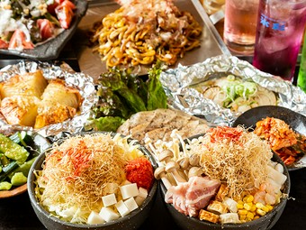 宴会に嬉しい90分飲み放題付き。
自慢のもんじゃ焼きや茶美豚スパイス岩塩焼など当店名物が勢揃い！