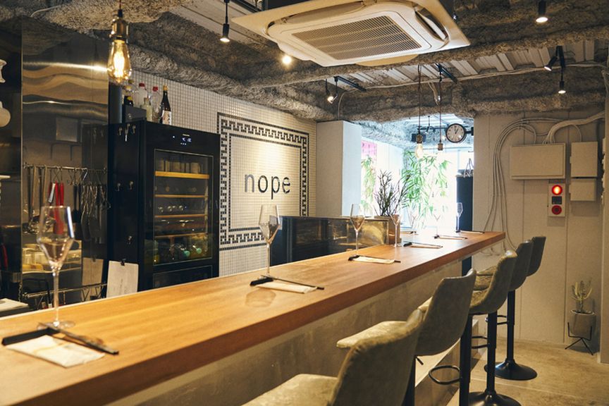 スパイスに食欲をそそられるオープンキッチンのカウンター席