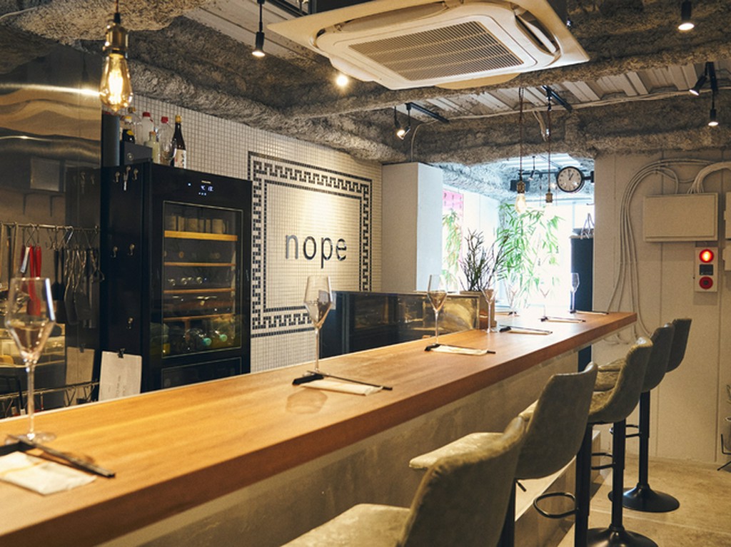 スパイスに食欲をそそられるオープンキッチンのカウンター席