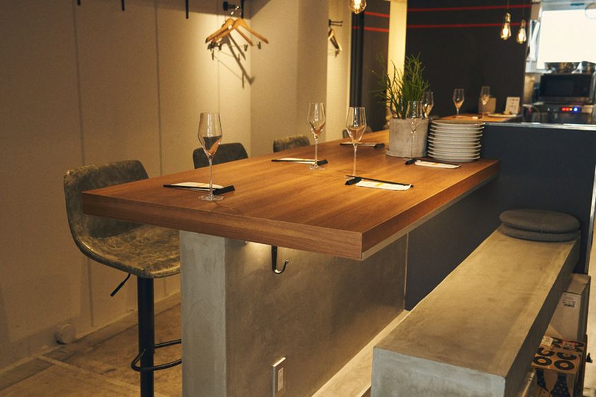 カウンターの端は、4名席としても