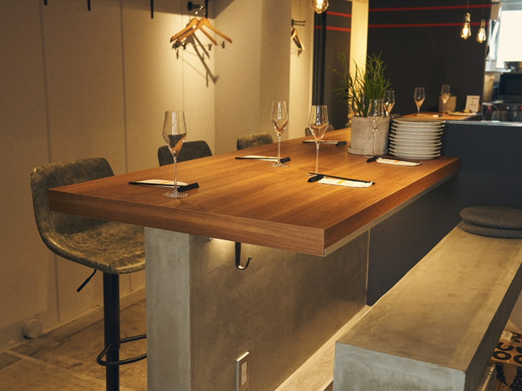 カウンターの端は、4名席としても