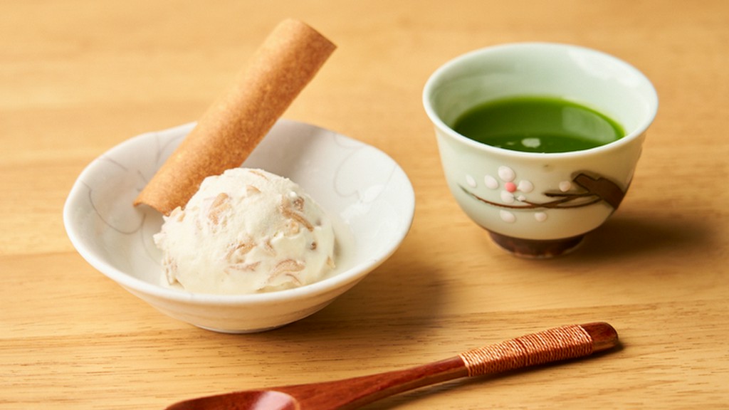 上品な香りの京都・宇治抹茶と、地元産のお茶菓子に舌鼓