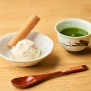 上品な香りの京都・宇治抹茶と、地元産のお茶菓子に舌鼓